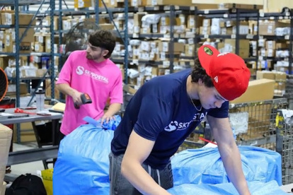 Trabajadores de un centro logístico de Miami ordenan y despachan los paquetes de la empresa china.