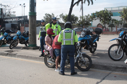 Acción. Un agente señala a la cámara de este Diario durante un operativo en la avenida Juan Tanca Marengo.