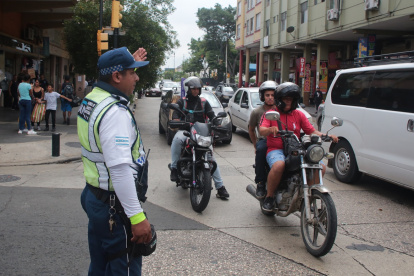 Un agente de la ATM controla el flujo vehicular en el centro de Guayaquil.
