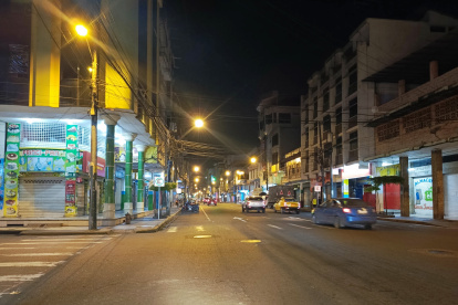 Desolación. En el centro de Quevedo, este es el escenario habitual pasadas las 20:00 todos los días. Negocios de todo tipo cierran sus puertas al menos dos o tres horas antes de lo habitual.