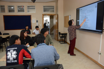 Más de 4.000 estudiantes tiene cada dos meses el centro de idiomas de la Politécnica Nacional, en Quito.