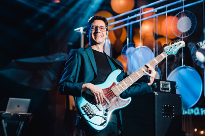 El bajista quiteño estudió una licenciatura en Producción Musical y Sonido en el COM de la Universidad San Francisco de Quito.