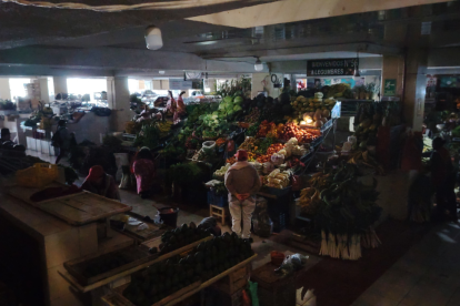 Comerciantes en Latacunga sin energía eléctrica.