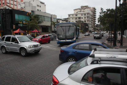 En avenida 9 de Octubre y Carchi no funcionaban los semáforos debido al apagón. Tampoco había agentes de tránsito, la mañana de este sábado 7 de septiembre.