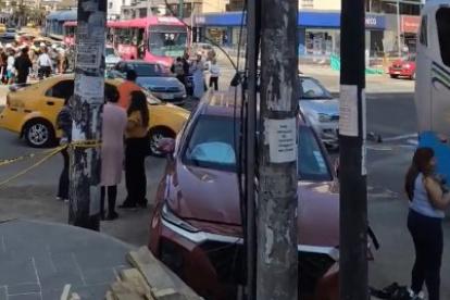 Un auto se chocó contra un poste durante los apagones, cuando circulaba por la esquina de la avenida 6 de Diciembre y Colón, norte de Quito.