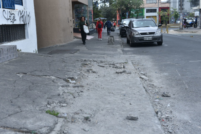 En la avenida 10 de Agosto, parte de la acera ha desaparecido, dejando en su lugar arena y un bache de aproximadamente dos metros.