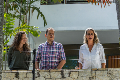 Claudia Macero (i), Pedro Uchurrurtu (c) y Magalli Meda, asilados en la residencia del embajador de Argentina -bajo protección de Brasil- en Caracas.