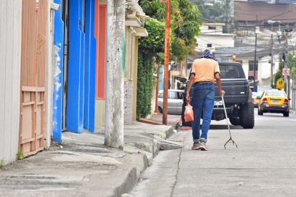 como se muestra en la imagen: llenas de trabas y grietas que dificultan la movilidad.
