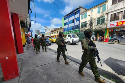 Resguardo. Los uniformados de las Fuerzas Armadas también recorren las calles de Zaruma, en El Oro, como medida preventiva y de control de los grupos criminales en la zona.