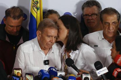 El candidato presidencial opositor Edmudo González Urrutia, junto a la líder opositora venezolana María Corina Machado.