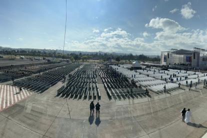Cientos de sillas se colocaron en la antigua pista del aeropuerto, en el parque Bicentenario, para que los fieles asistan a la misa campal de inauguración del Congreso Eucarístico.