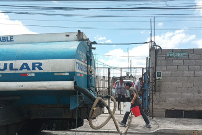 Los tanqueros dotaron de agua a los barrios de San Antonio afectados por el corte del líquido vital.