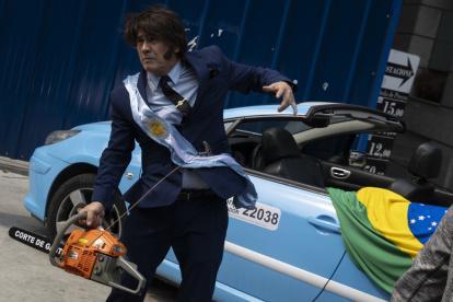 Ademar Rodrigues Meireles, más conocido como “Milei de Floripa”, sostiene una motosierra en la ciudad de São Paulo, en Brasil.