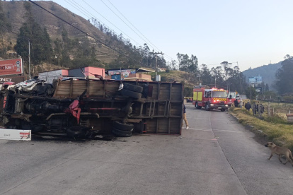 Así quedó el vehículo pesado tras el impacto con la camioneta.
