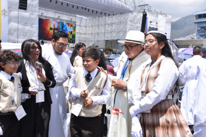 Los jóvenes llegaron con sus uniformes del colegio y guantes blancos para realizar la primera comunión masiva en el Congreso Eucarístico.