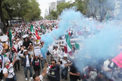 Trabajadores del poder judicial protestan este domingo 8 de septiembre en el exterior de la Cámara de Senadores, en Ciudad de México.