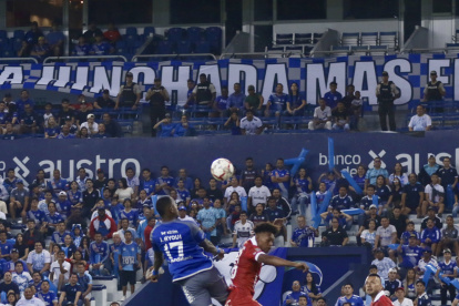 En el estadio Capwell, Emelec y Técnico Universitario disputan el choque por la Copa Ecuador.
