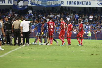 Los jugadores de Emelec y Técnico Universitario esperaron en el campo de juego.