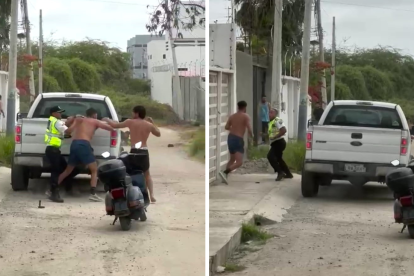 La pelea entre los agentes y los jóvenes se dio en plena calle.