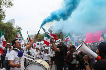 Manifestantes protestan frente a la Cámara de Senadores este domingo en la Ciudad de México (México). Miles de trabajadores, estudiantes universitarios e integrantes de la oposición se congregaron este domingo en el Ángel de la Independencia para marchar hacia el Senado mexicano para intentar frenar la polémica reforma judicial que podría aprobarse más tarde. EFE/ Mario Guzmán