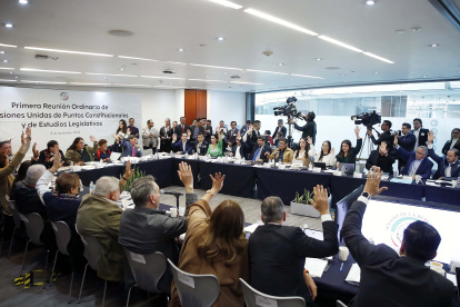 Fotografía cedida este domingo de una sesión de trabajo de senadores en Ciudad de México (México).