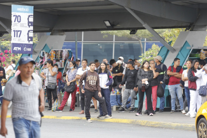 Estudiantes y trabajadores esperan alguna alternativa de transporte para ir hacia sus destinos.