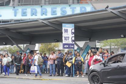 Cientos de personas estuvieron por varias horas en la Terminal Terrestre buscando cómo transportarse