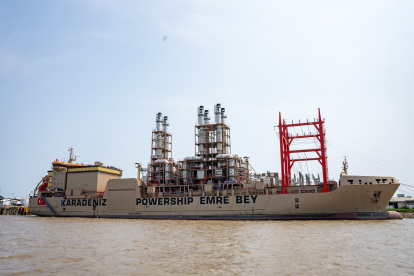 Fotografía aérea de la barcaza Emre Bey que inicia pruebas de generación eléctrica para entrar en operación en los próximos días.