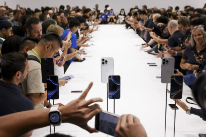 Una exhibición de los nuevos modelos Apple iPhone 16 en el evento de lanzamiento de producto "Glowtime" de Apple en el campus de Apple Park en Cupertino, California, EE. UU., 9 de septiembre de 2024.