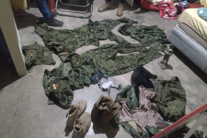 Prendas militares se encontraron en una vivienda donde no se pudo justificar su tenencia.