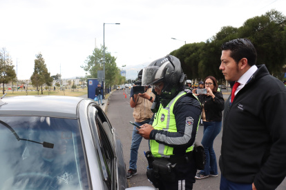 Imagen de un control de velocidad del 29 de agosto de 2024. Personal de Quito Honesto acompaña los operativos.