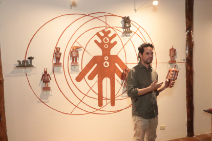 El artista Nuno Acosta explica al público detalles de su colección.