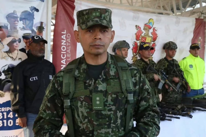 Integrantes de las Fuerzas militares, custodiando armamento incautado durante un operativo contra guerrilleros de las disidencias de las FARC en zona rural del municipio de Timbiquí (Colombia).