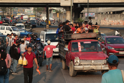Ante la falta de buses, decenas de guayaquileños buscaron las formas para poder transportarse.