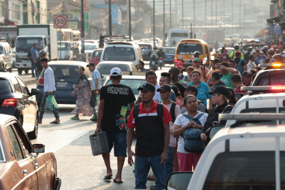 Muchos tuvieron que caminar por kilómetros en la Entrada de la 8