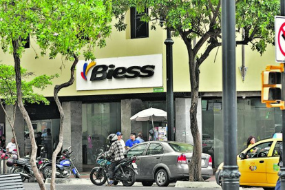 El BIESS recibe en sus oficinas a personas que solicitan diversos créditos.