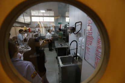 Inspección. El director de Arcsa, Daniel Sánchez, realiza junto a técnicos una inspección al restaurante Kuntur, donde se observa la debida limpieza.