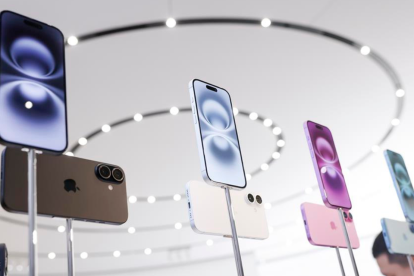Una exhibición de los nuevos modelos de iPhone 16 de Apple en el evento de lanzamiento de productos "Glowtime" de Apple.