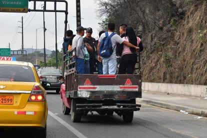 Los ciudadanos, en la desesperación de movilizarse a distintos puntos de la ciudad, han optado por subirse a taxirutas, camionetas y furgonetas que ofrecen el servicio de transporte