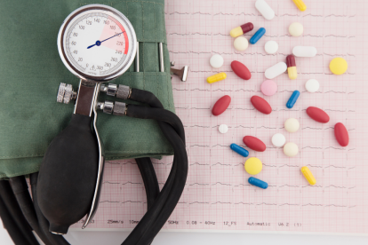 La regularidad en la toma de medicamentos es clave para controlar la presión arterial.