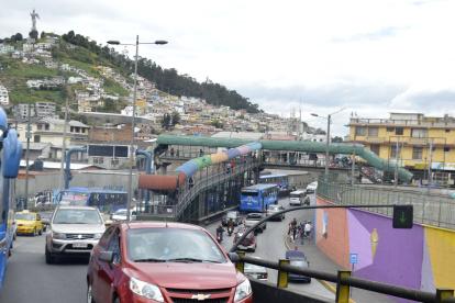 La medida vehicular rige en la capital de lunes a viernes para autos y motos.