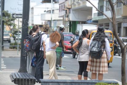 Los padres de familia acompañan a los estudiantes con la incertidumbre de cómo van a movilizarse.