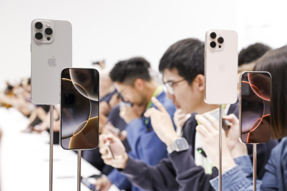 Cupertino (United States), 09/09/2024.- A display of the new Apple iPhone 16 models at Apple"s "Glowtime" product launch event on the campus of Apple Park in Cupertino, California, USA, 09 September 2024. The company introduced new iPhone models, the new Apple Watch Series 10, as well as new AirPods. EFE/EPA/PETER DASILVA