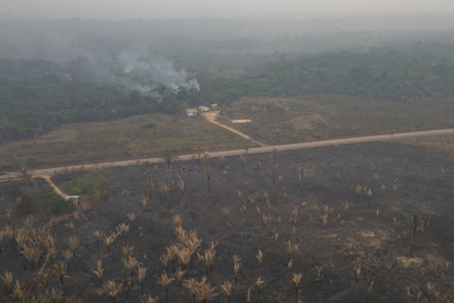 Un incendio forestal cerca a viviendas este 9 de septiembre de 2024, en Porto Velho