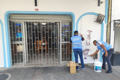 Dirección de Justicia y Vigilancia pinta de blanco pared vandalizada.