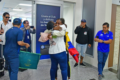 La bimedallista de oro paralímpica se fundió en un abrazo que pareció interminable con su madre, doña Narcisa España.