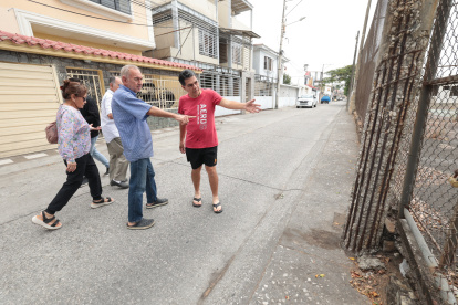 1. Postes. Una decena de postes lucen en mal estado. Se ven más las vigas que el cemento.