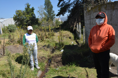 Realidad. Una acequia para agua de cultivos de los agricultores pasa por el sitio y se contamina, según los habitantes. En la zona hay varios pozos sépticos.