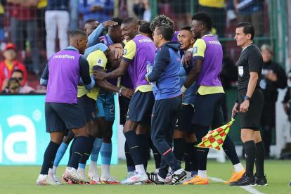 Enner Valencia (2-i) de Ecuador celebra su gol este martes, en un partido de las eliminatorias sudamericanas para el Mundial de 2026 entre Ecuador y Perú en el estadio Rodrigo Paz Delgado en Quito (Ecuador).