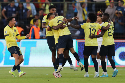 Enner Valencia (c) de Ecuador celebra su gol este martes, en un partido de las eliminatorias sudamericanas para el Mundial de 2026 entre Ecuador y Perú en el estadio Rodrigo Paz Delgado en Quito (Ecuador).